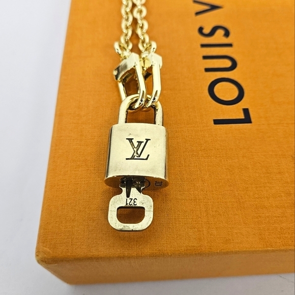 Louis Vuitton 300 Series Padlock and Key Necklace on Pochette Chain in Gold 321 - Picture 7 of 9